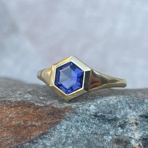 750 gold ring with natural iolite from Tanzania in outstanding quality in hexagon cut. Signet ring in 18 carat hexagon gemstone