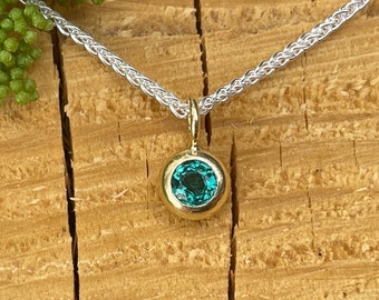 Emerald pendant made of 750 yellow gold on a 925 silver cable chain 45 cm