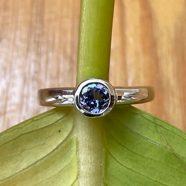 Hand-forged tanzanite ring made of 925 silver with a 5 mm gemstone