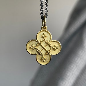 750 yellow gold love knot Alhambra pendant - large version, amulet, talisman - 18 carat gold on a matching anchor chain from the goldsmith