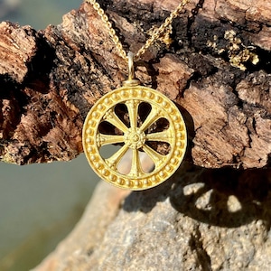 Handcrafted amulet made of 750 yellow gold - Wheel of Life, Dharma Wheel, Buddhism, 18 carat gold pendant from the goldsmith