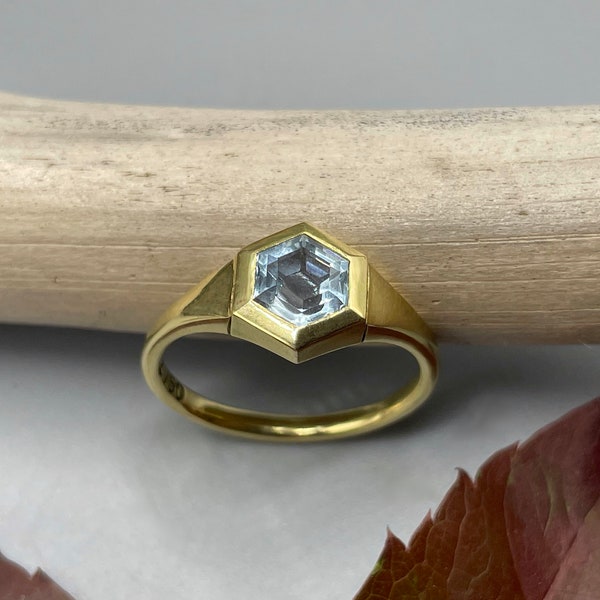 750 yellow gold ring with natural aquamarine in hexagon cut. Signet ring in 18 carat