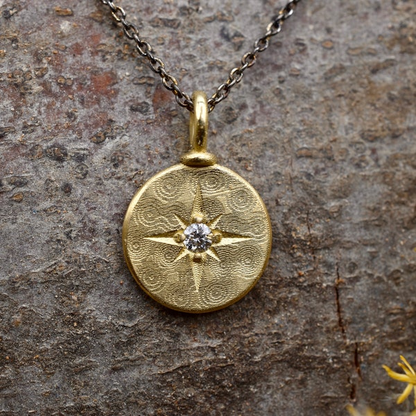 Pendentif brillant en or jaune 750 gravé d'une étoile polaire, pièce ancienne, fait main sur une chaîne en argent noirci