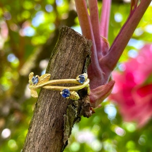 Nomeolvides Anillo de oro amarillo 750 con ramas y hojas con zafiro imagen 6