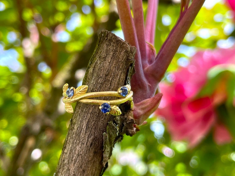 Nomeolvides Anillo de oro amarillo 750 con ramas y hojas con zafiro imagen 6