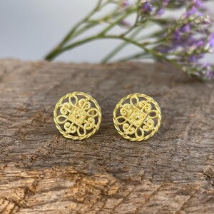 750 yellow gold filigree stud earrings - 18 karat gold studs for day and night - goldsmith work image 7