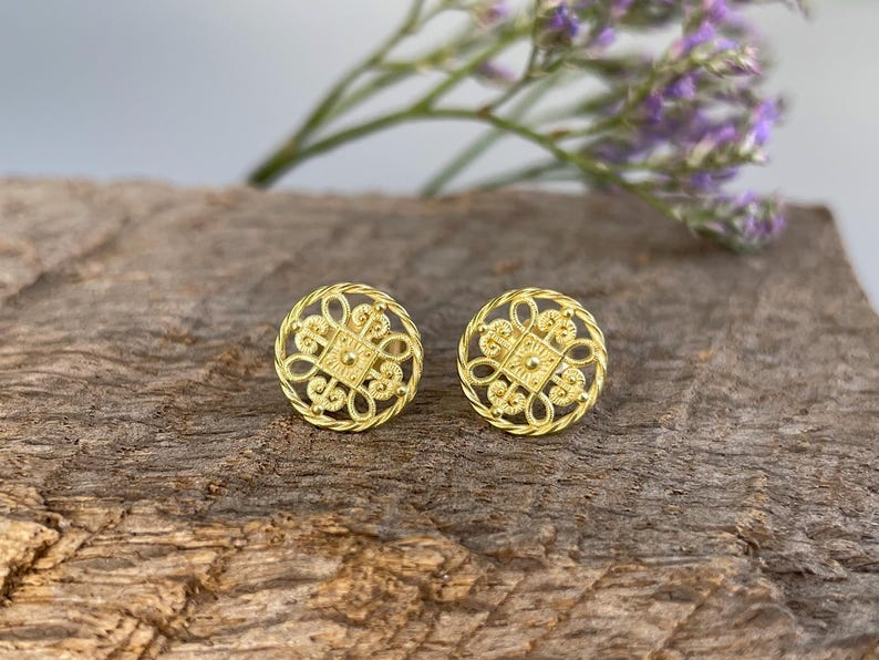 750 yellow gold filigree stud earrings - 18 karat gold studs for day and night - goldsmith work image 7