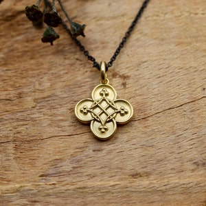 750er Gelbgold Liebesknoten Alhambra Anhänger, Amulett, Talisman - 18 Karat Gold an geschwärzter Silberkette vom Goldschmied