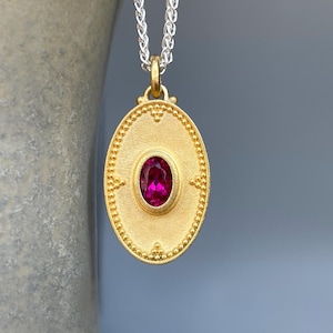 900 gold amulet with granulation and a pink sapphire - 22-carat solid gold. Goldmiede pendant