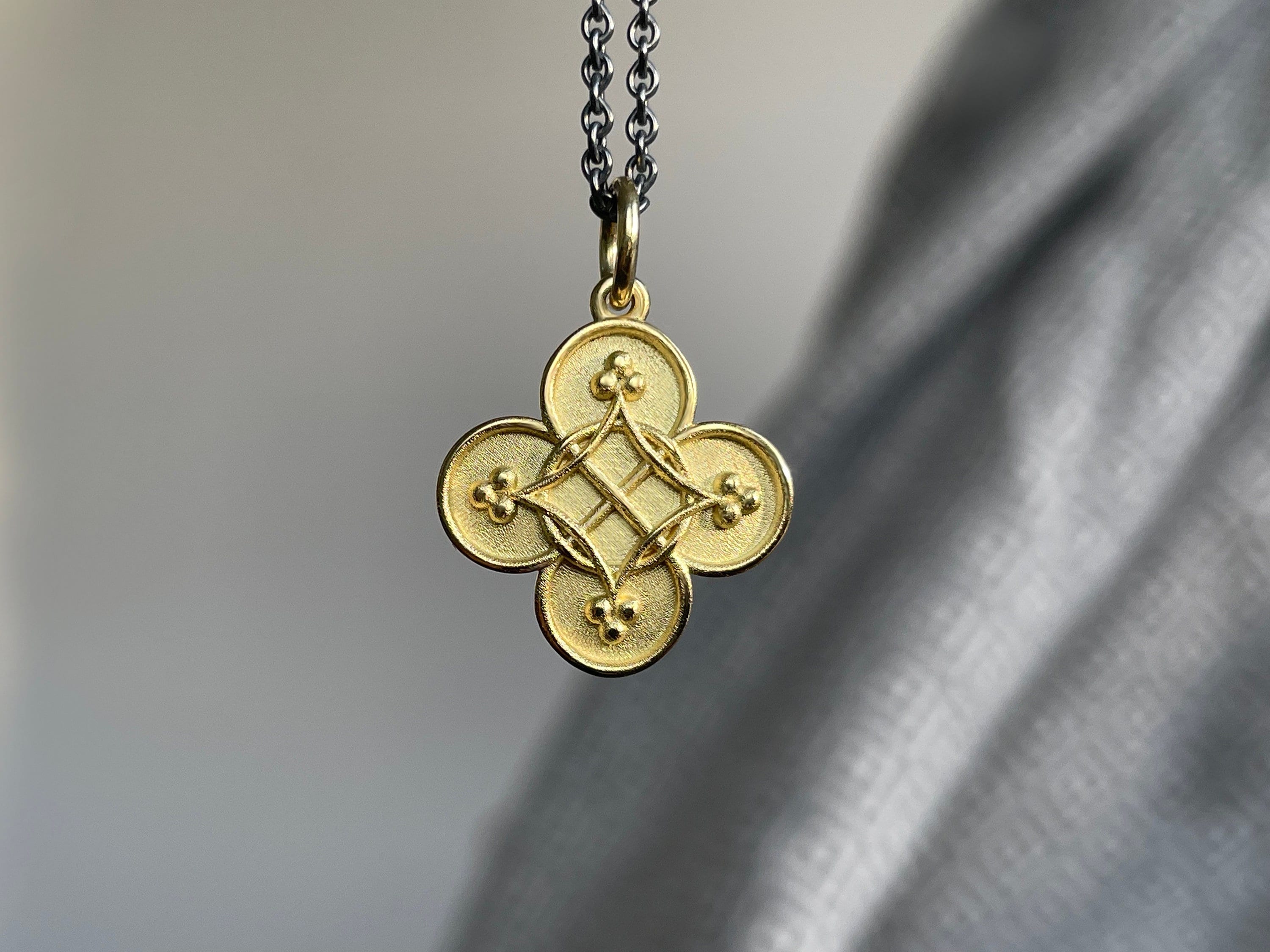 18Kイエローゴールドのラブノットアルハンブラペンダント - ラージバージョン、お守り、タリスマン -  金細工師による18金のマッチしたアンカーチェーン - Etsy 日本