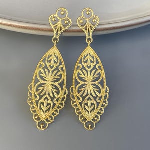 750 yellow gold earrings with granulation, large 18 carat gold filigree earrings from the goldsmith