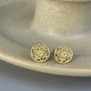 750 yellow gold filigree stud earrings - 18 karat gold studs for day and night - goldsmith work image 5