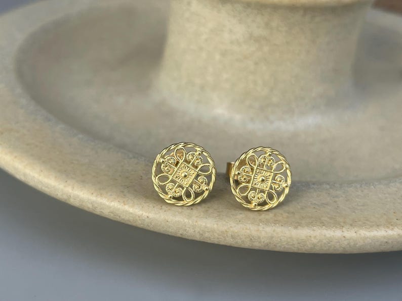 750 yellow gold filigree stud earrings - 18 karat gold studs for day and night - goldsmith work image 5