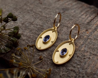 Earrings Earrings in 750 yellow gold with interchangeable hooks in 750 yellow gold with granulation and cornflower blue sapphire - 18 carat gold