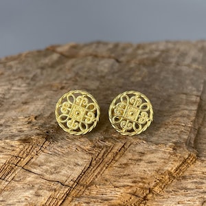 750 yellow gold filigree stud earrings - 18 karat gold studs for day and night - goldsmith work image 9