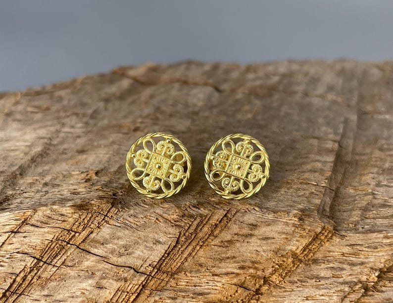 750 yellow gold filigree stud earrings - 18 karat gold studs for day and night - goldsmith work image 9