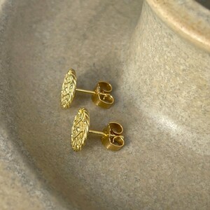 750 yellow gold filigree stud earrings - 18 karat gold studs for day and night - goldsmith work image 8