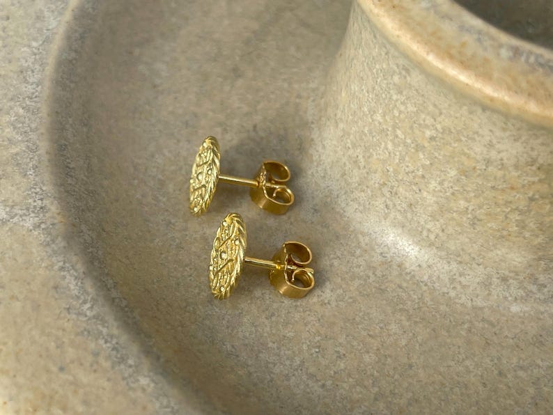 750 yellow gold filigree stud earrings - 18 karat gold studs for day and night - goldsmith work image 8
