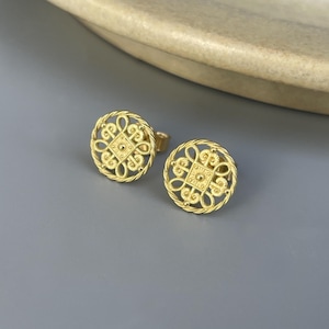 750 yellow gold filigree stud earrings - 18 karat gold studs for day and night - goldsmith work image 3