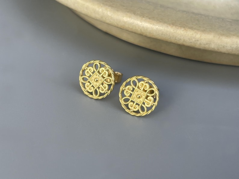 750 yellow gold filigree stud earrings - 18 karat gold studs for day and night - goldsmith work image 3