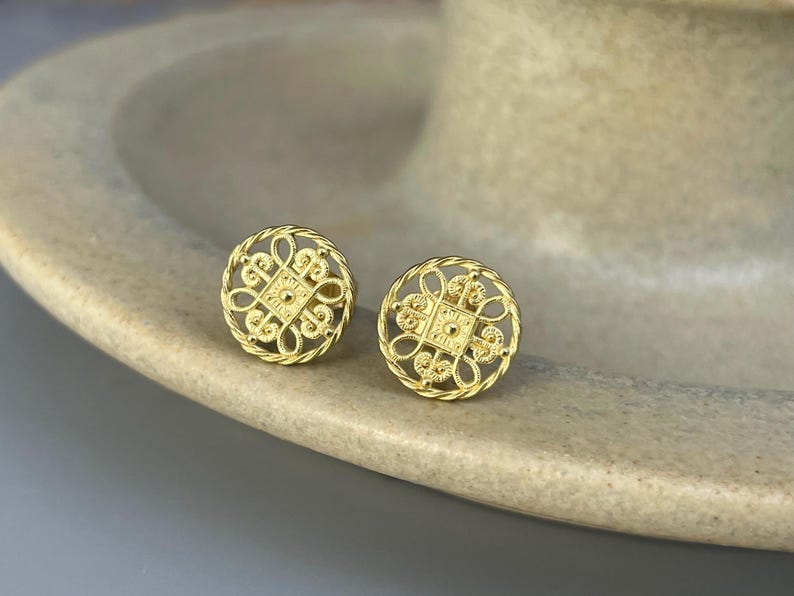 750 yellow gold filigree stud earrings - 18 karat gold studs for day and night - goldsmith work image 2
