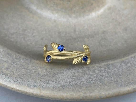 750er Gelbgold Ring Vergissmeinnicht - mit Zweigen und Blättern - 18 Karat Gold Ring mit natürlichem Saphir