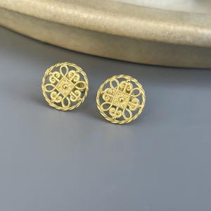 750 yellow gold filigree stud earrings - 18 karat gold studs for day and night - goldsmith work image 4