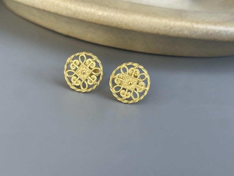 750 yellow gold filigree stud earrings - 18 karat gold studs for day and night - goldsmith work image 4