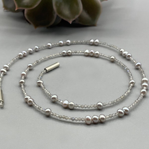 zarte hellgraue Perlenkette mit Labradorit Edelsteinen und 925er Silber Bajonett Verschluss
