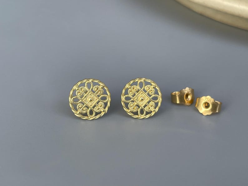 750 yellow gold filigree stud earrings - 18 karat gold studs for day and night - goldsmith work image 6