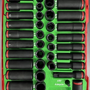 Op de afbeelding: Een felgroene plastic organizer-tray voor een dopsleutelset, met gelabelde sleuven voor diverse maten van 8 tot 19 mm en 5/16 tot 3/4 inch. De tray bevat een speciale 3/8 inch adapter-sleuf en de tekst INSERT ONLY - NO TOOLS - NO BATTERY - NO BOX.