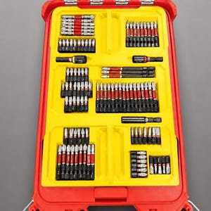 Puede incluir: Una bandeja de inserción de plástico amarillo brillante diseñada para una caja de herramientas roja, organizada con varias puntas de destornillador y extensiones de metal. La bandeja incluye el texto: INSERT ONLY - NO TOOLS - NO BATTERY - NO BOX.