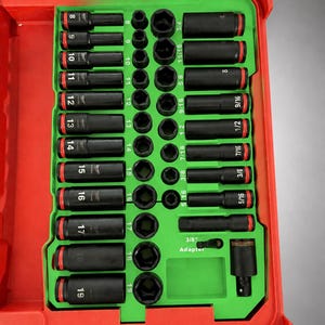 Op de afbeelding: Een felgroene plastic gereedschapsorganizer-inzet voor een rode koffer, met voorgevormde sleuven voor diverse zwarte metalen dopsleutels. De inzet bevat gelabelde ruimtes voor metrische en imperiale maten, plus een 3/8 inch adaptergleuf.