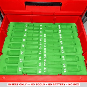 Op de afbeelding: Een felgroene gereedschapsorganizer-inzet voor een rode gereedschapskistlade. De inzet heeft voorgevormde sleuven voor doppen met witte labels variërend van 6 tot 24 en 1/4 tot 15/16. De tekst onderaan luidt: INSERT ONLY — NO TOOLS — NO BATTERY — NO BOX.