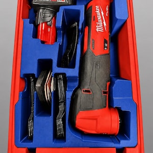 Puede incluir: Un inserto organizador de espuma azul para un malet&iacute;n de pl&aacute;stico rojo, con compartimentos cortados a medida para una herramienta oscilante Milwaukee M12 Fuel, una bater&iacute;a y accesorios. El texto "INSERT ONLY &mdash; NO TOOLS &bull; NO BATTERY &bull; NO BOX" es visible.