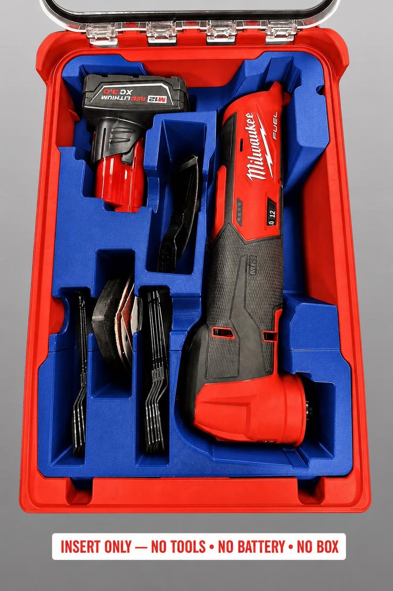 Puede incluir: Un inserto organizador de espuma azul para un malet&iacute;n de pl&aacute;stico rojo, con compartimentos cortados a medida para una herramienta oscilante Milwaukee M12 Fuel, una bater&iacute;a y accesorios. El texto "INSERT ONLY &mdash; NO TOOLS &bull; NO BATTERY &bull; NO BOX" es visible.