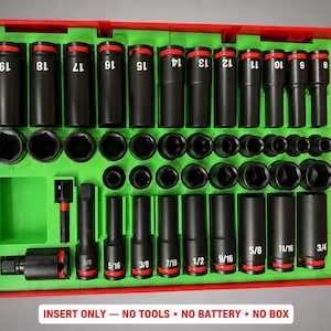 Op de afbeelding: Een felgroene kunststof dopsleutel-organizer met een rood buitenframe, ontworpen voor het opbergen van diverse zwarte metalen gereedschappen. De lade heeft gelabelde sleuven voor metrische en imperiale maten, met de tekst: INSERT ONLY — NO TOOLS — NO BATTERY — NO BOX.