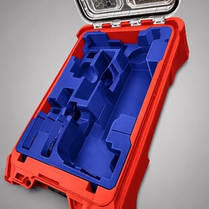 Puede incluir: Un malet&iacute;n de almacenamiento rojo brillante con la tapa abierta que muestra un panel interior transparente con patr&oacute;n hexagonal. Dentro hay una pieza de espuma azul con varios compartimentos moldeados. El texto inferior dice: INSERT ONLY - NO TOOLS - NO BATTERY - NO BOX.