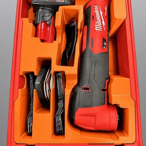 Puede incluir: Un inserto organizador de herramientas de espuma naranja brillante diseñado para un maletín rojo. El inserto cuenta con compartimentos cortados a medida para una multiherramienta Milwaukee M12 Fuel, una batería y accesorios. El texto dice: INSERT ONLY - NO TOOLS - NO BATTERY - NO BOX.