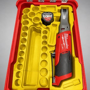 Può includere: Un inserto per utensili giallo brillante stampato su misura per una valigetta rossa, con scomparti dedicati per un cricchetto Milwaukee Fuel, una batteria e varie bussole. L'inserto include etichette stampate per le misure 11/16 e 3/4. Testo: INSERT ONLY - NO TOOLS - NO BATTERY - NO BOX.