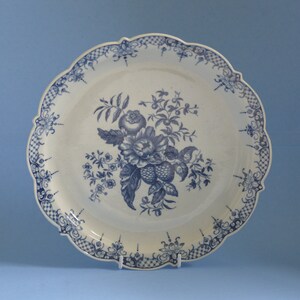 18th Century Worcester Scallop-edge Shallow Dish “Pine-cone&#39; Pattern