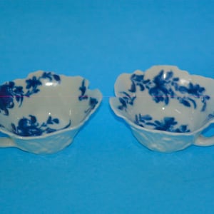 1758-60 Un'attraente coppia di vasi da burro con modanatura in geranio di Worcester