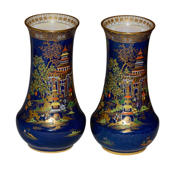 Ein Fast-Paar von 1920er Carltonware Porzellanvasen