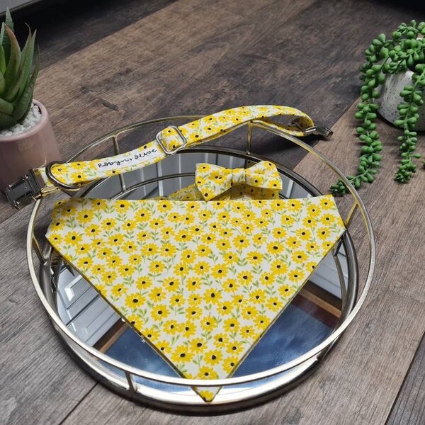 Collier pour chien imprimé jaune et blanc à la main (arc / bandana / plomb disponible)