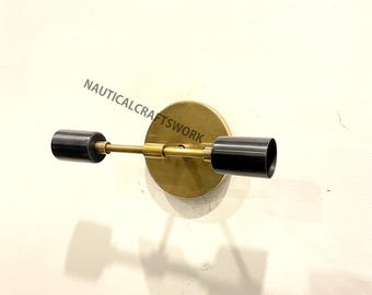 Arandela de parede moderna de meados do século XX, feita à mão em latão, ideal para banheiro e sala de jantar. Possui dois braços e é perfeita para iluminação de parede.