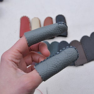 Kit de dedales de cuero para hacer uno mismo: 2 protectores de dedos de cuero auténtico para fieltrar, coser y hacer manualidades. Kit de costura hecho a mano. imagen 8