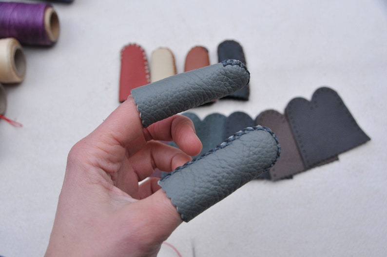 Kit de dedales de cuero para hacer uno mismo: 2 protectores de dedos de cuero auténtico para fieltrar, coser y hacer manualidades. Kit de costura hecho a mano. imagen 8