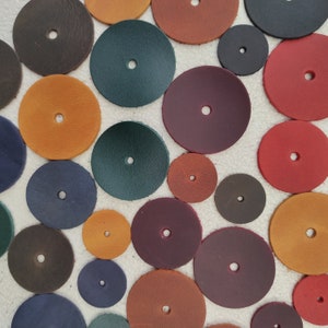 Ronds en cuir de couleurs mélangées avec trou central – 7 tailles | Rondelles en cuir pour l'artisanat, la bijouterie et le bricolage