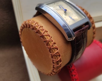 Personalisiertes Leder Uhren Kissen • Individuelles Kissen für Uhren & Armbänder • Handgemachtes Geschenk für Sie und Ihn