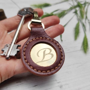Porte-clés en cuir personnalisé avec monogramme - Porte-clés fait main avec initiales gravées ou photo, cadeau pour lui ou elle